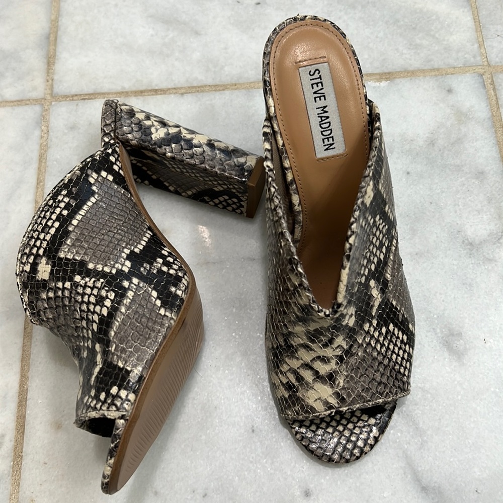 Steve Madden Vista Open Toe Block Heel Snakeskin Gray Mules, Size 8.5, NWOT